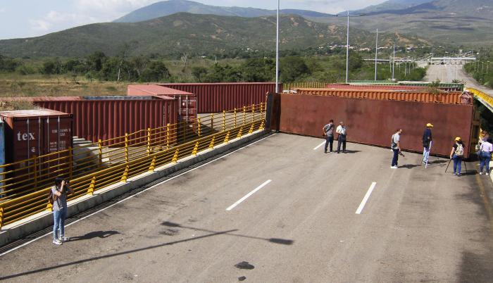 Fotografía del 18 de agosto de 2022 que muestra los contenedores que permanecen bloqueando el Puente Internacional de Tienditas que conecta el estado Táchira (Venezuela) con el departamento de Norte de Santander (Colombia).