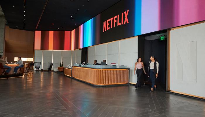 Fotografía cedida por Netflix donde se aprecia la sala de recepción de su sede en Los Ángeles, California (Estados Unidos).