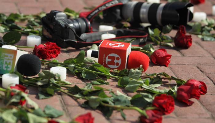 Se trata del primer asesinato de periodistas que ocurre este 2022 en Colombia. En la imagen un registro de archivo de otra protesta de periodistas colombianos por el asesinato de colegas al ejercer su profesión.