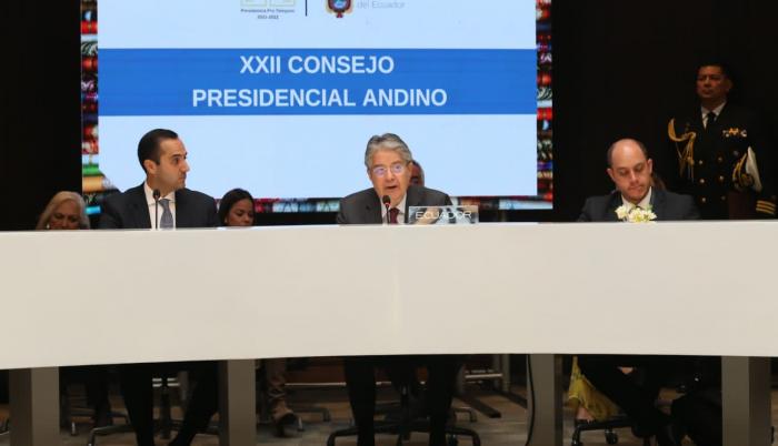 Escenario. El primer mandatario Guillermo Lasso y el canciller Juan Carlos Holguín durante la entrega de la presidencia pro tempore de la CAN.