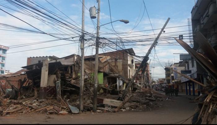 DAÑOS EN POSTES POR TERREMOTO DE 2016