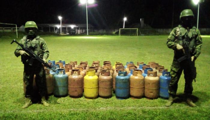 En total se decomisaron una pistola con su cargador, dos artefactos explosivos con 4o libras cada uno, 48 cilindros de gas.