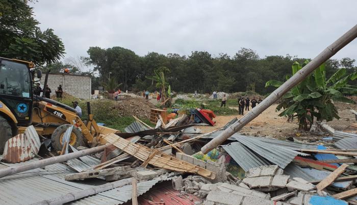 La secretaria técnica de prevención de asentamientos irregulares, Evelyn Montalván, indica a EXPRESO que se intervieno y destruyó 10 inmuebles inhabitados del sector.