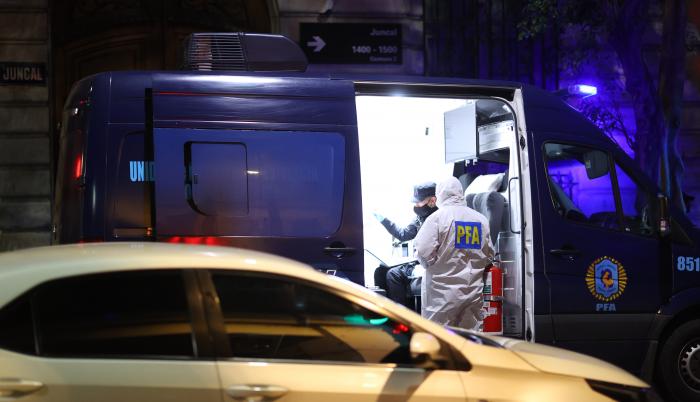 La policía argentina en el local del atentado.