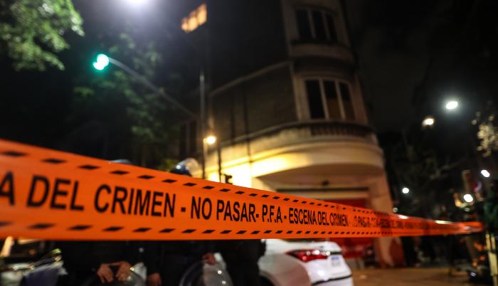 Fotografía de una cinta policial que delimita el acceso al domicilio de la vicepresidenta argentina, Cristina Fernández de Kirchner, hoy, en Buenos Aires (Argentina).