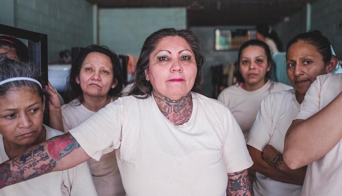 Fotografía realizada en marzo de 2021 por la fotoperiodista venezolana Ana María Arévalo Gosen, ganadora del premio Camille Lepage de 2021, en la que aparecen varias mujeres condenadas por crímenes relacionados con la banda Barrio 18, en la prisión de muj
