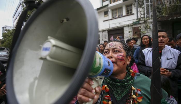 Indígenas ecuatorianos fueron registrados este martes, durante un plantón, en los exteriores de la sede de la Corte Constitucional de Ecuador, en Quito (Ecuador).
