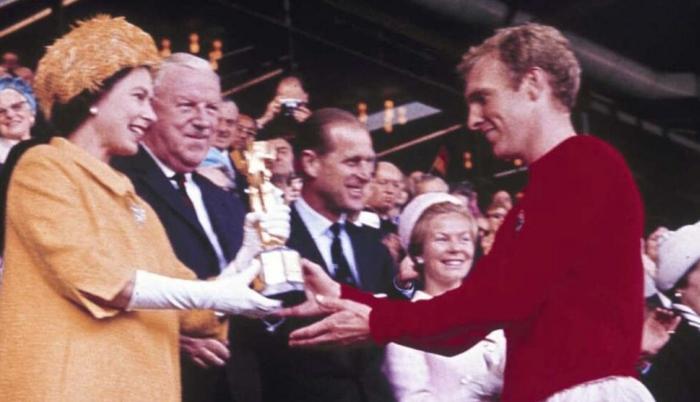 Reina Isabel II y Bobby Moore