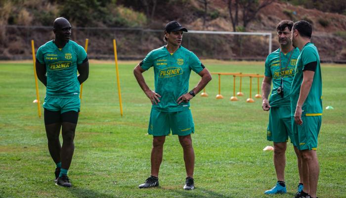 Fabián Bustos lidera el primer entrenamiento en su vuelta a Barcelona.