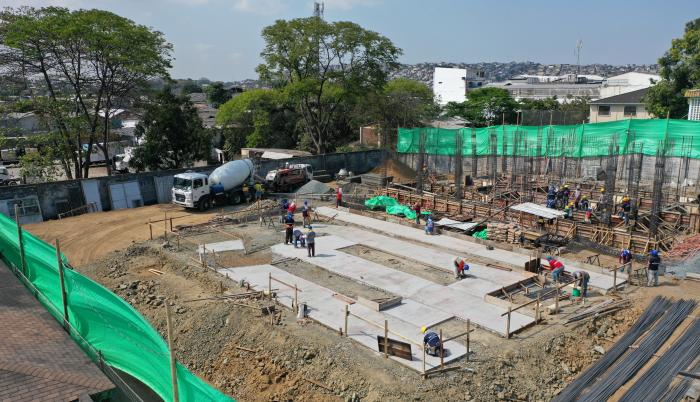 Los Ceibos, reanudan obra edificio