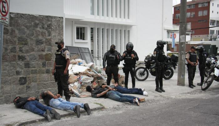 Las balas del conflicto entre bandas en la Penitenciaría atraviesan techos  en urbanización al otro lado del río Daule, denuncian sus moradores, Seguridad, Noticias