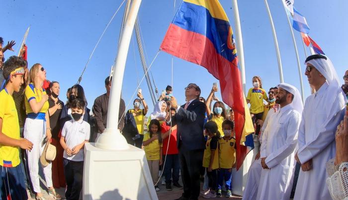 Ecuador Mundial iza de banderas