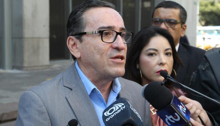 FERNANDO CEDEÑO Y PAMILA AGUIRRE EN LA PRESENTACION DE LA DENUNCIA CONTRA FERNANDO VILLAVICENCIO