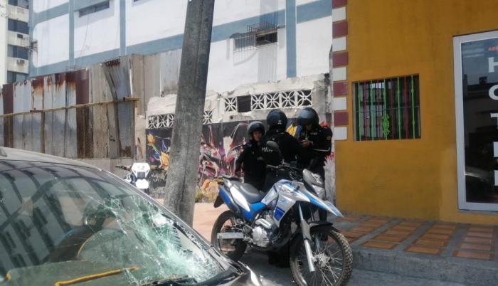 Mujer se lanza desde terraza de hotel