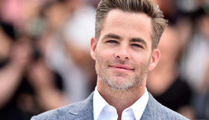 Actor Chris Pine luce sus canas al natural