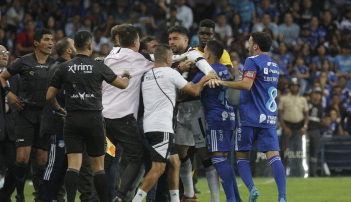 Emelec Vs Barcelona Suspendido Por 30 Minutos El Clásico Del Astillero 3744