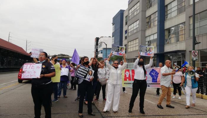 Plantón en cuartel Modelo por la muerte de María Belén Bernal.