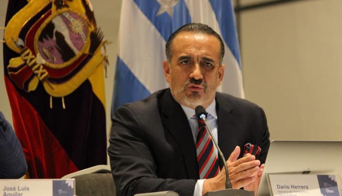 Escenario. El ministro de Transporte y Obras Públicas, Darío Herrera, en rueda de prensa socializando la hoja de ruta del proyecto vial.