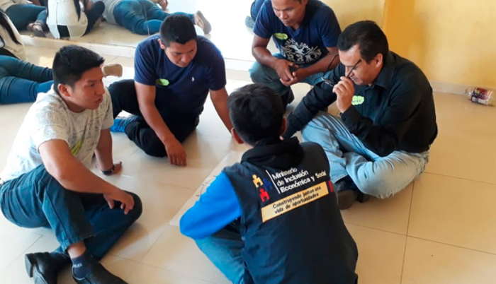 Referencia. Un equipo del MIES durante una jornada de trabajo en la parroquia Cañar.