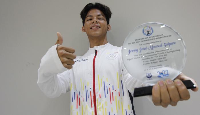 Jeremy Menoscal campeón mundial aletas