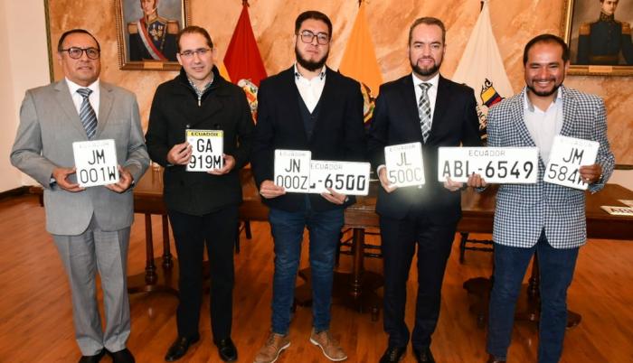 Escenario. Las autoridades se dieron cita en la provincia de Azuay para la entrega de 3.500 distintivos vehiculares.