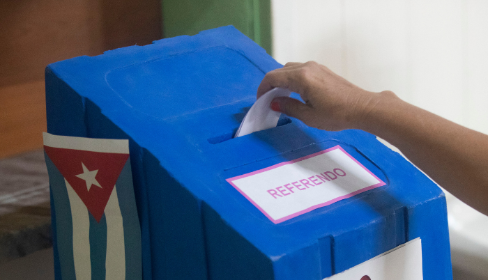 Detalle de la mano de una persona al ejercer su derecho al voto, durante el referendo sobre el nuevo código de familia, en La Habana (Cuba).