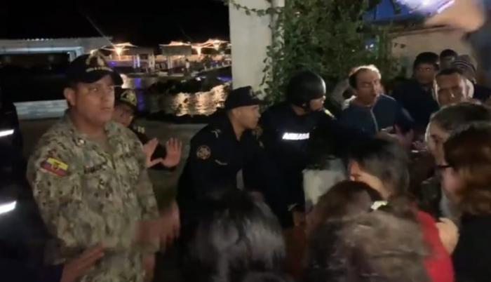 Escenario. Un grupo de personas llegó hasta la capitanía de Puerto Ayora a reclamar por los suyos.