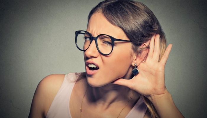 Mujer con problemas de audición