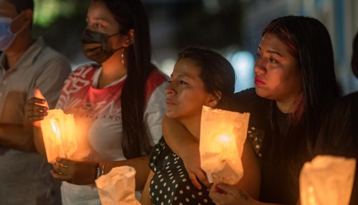Familiares de los reclusos asesinados en la mayor masacre carcelaria de Ecuador sostienen velas hoy, en una misa y vigilia en Guayaquil (Ecuador).