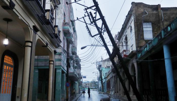 Fotografía de algunos de los destrozos dejados por el paso del huracán Ian, ayer, en Pinar del Río (Cuba).