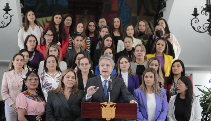 Escenario. Alexandra Cárdenas, exviceministra de Educación, junto a otras funcionarias del Estado.