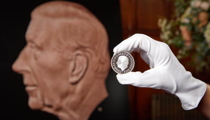 Fotografía de la nueva moneda de 5 libras con el retrato del rey Carlos III facilitada por la fábrica británica The Royal Mint.