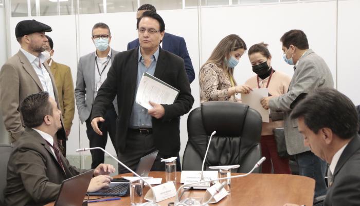 Comisión. Luego de que el gobierno decidió votar con los correístas y a favor de los correístas, Villavicencio no tiene otra alternativa que renunciar.