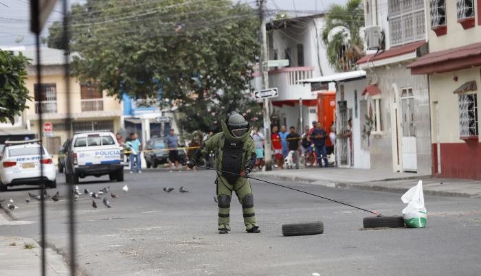 Escenario. Personal especializado de la Policía Nacional asistió una amenaza de bomba en suburbio de Guayaquil.