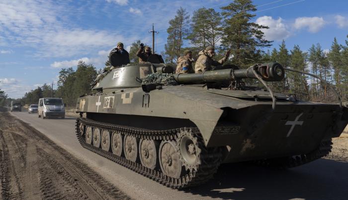 Militares ucranianos montan un vehículo blindado en una carretera en el área de Jarkov este 6 de octubre.