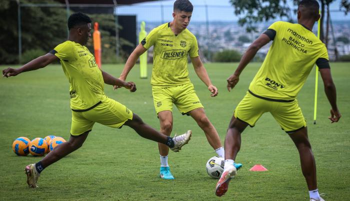 Barcelona-Aucas-defensa-Monumental