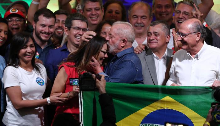 El expresidente brasileño Luiz Inácio Lula da Silva besa hoy a su esposa Janja tras su triunfo en la segunda vuelta de las elecciones, en Sao Paulo (Brasil)