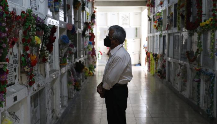 Visita. Los deudos llegaron hasta el cementerio de Guayaquil a visitar a sus familiares.