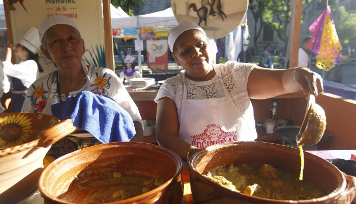 Tradicional actividad de cocinar en leñas y con grandes calderos para  satisfacer la necesidad alimentaria de la familia. …