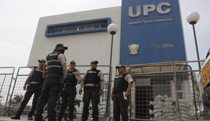 policias atrincherados (9305252)
