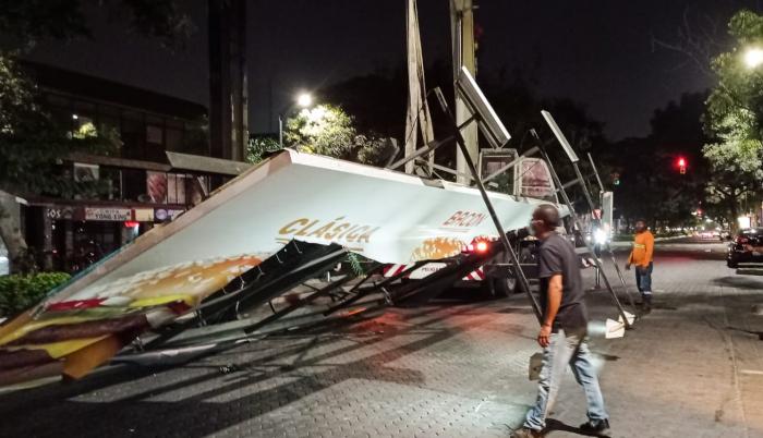 Operativo Retiro de 3 Vallas en Urdesa 12