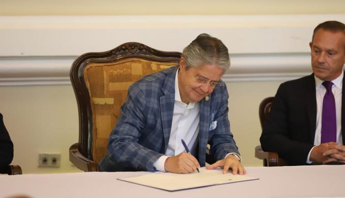 Lasso durante el evento en el que envió la nueva Ley a registro oficial.