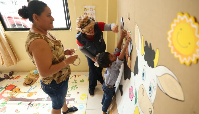 Referencia. Una docente imparte clase en la vivienda de una de sus alumnas, como parte del programa del Ministerio de Educación.