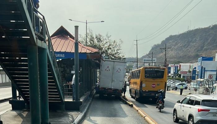 Daños parada de Metrovía