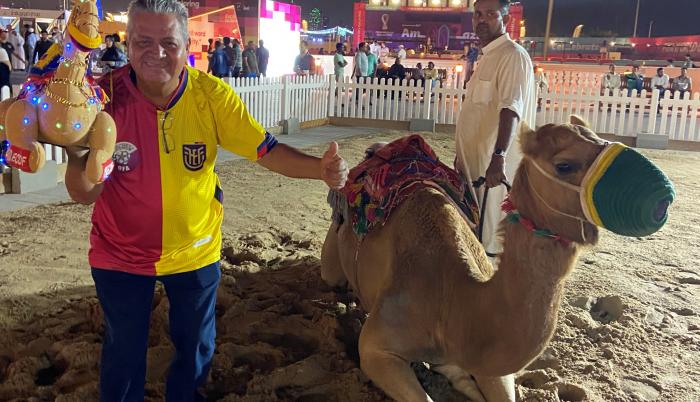 hinchas-ecuador-camello-qatar-2022