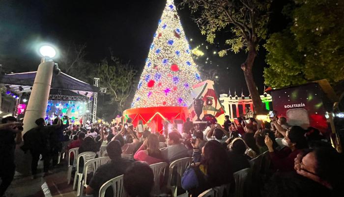 Con música, baile y cantos se encendió el árbol de navidad en el Malecón  2000