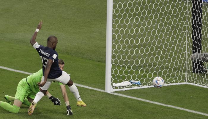 Enner Valencia, de Ecuador, marca en el partido contra Países Bajos del Mundial en el Khalifa International Stadium de Doha.