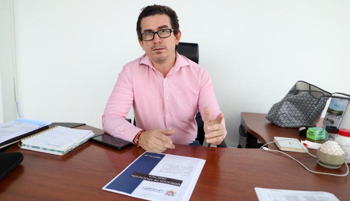 Autoridad. El director de Dragado de la Prefectura precisa que la embarcación está a la espera de una pieza para continuar su viaje.