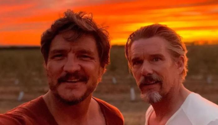 Pedro Pascal y Ethan Hawke
