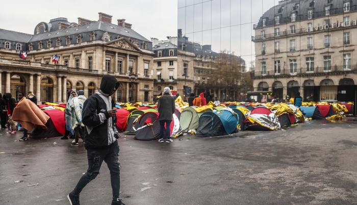 Migrants camp outside (9565147)